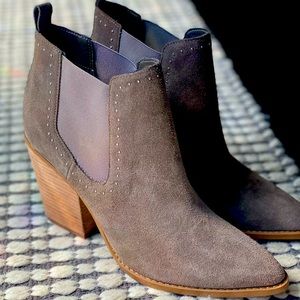 Marc fisher boot 
Style:Bellie
Suede
Ankle
Studded